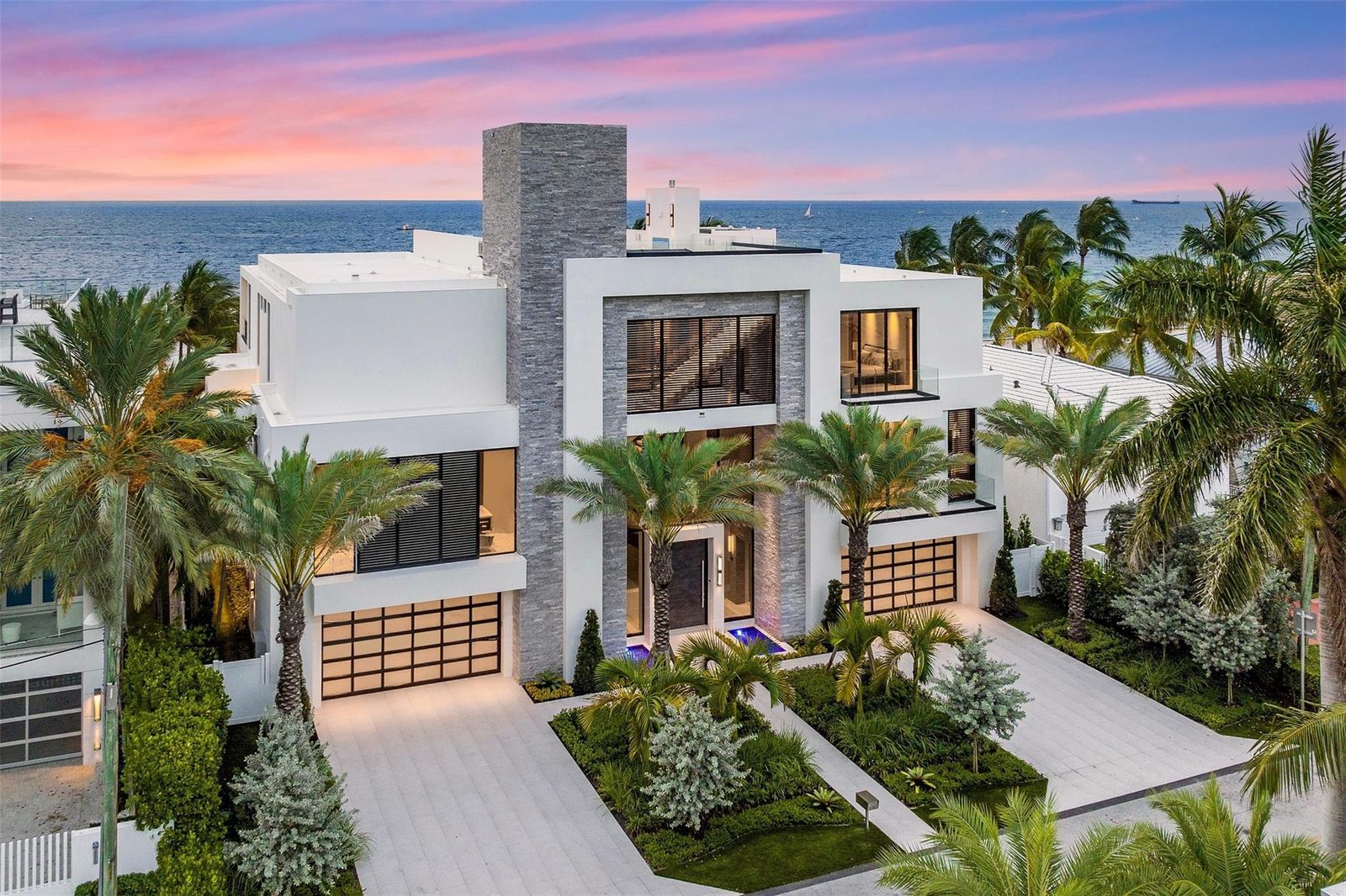 Pressure Washing Fort Lauderdale, FL | Pure Wave Exterior Cleaning Pressure washing Fort Lauderdale, FL: luxury oceanfront home exterior cleaned by Pure Wave Exterior Cleaning